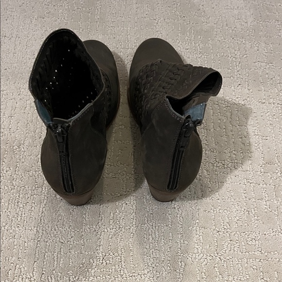 Diba Women's Dark Gray Ankle Booties women’s size 9 - Picture 3 of 7